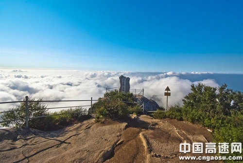 五岳寨峰顶观云海
